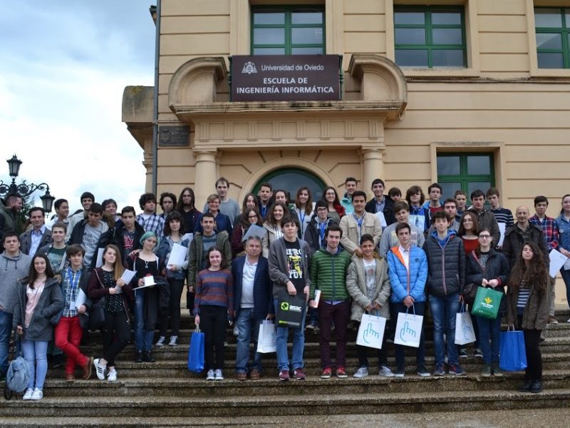 Foto de grupo - frente a EII de Oviedo